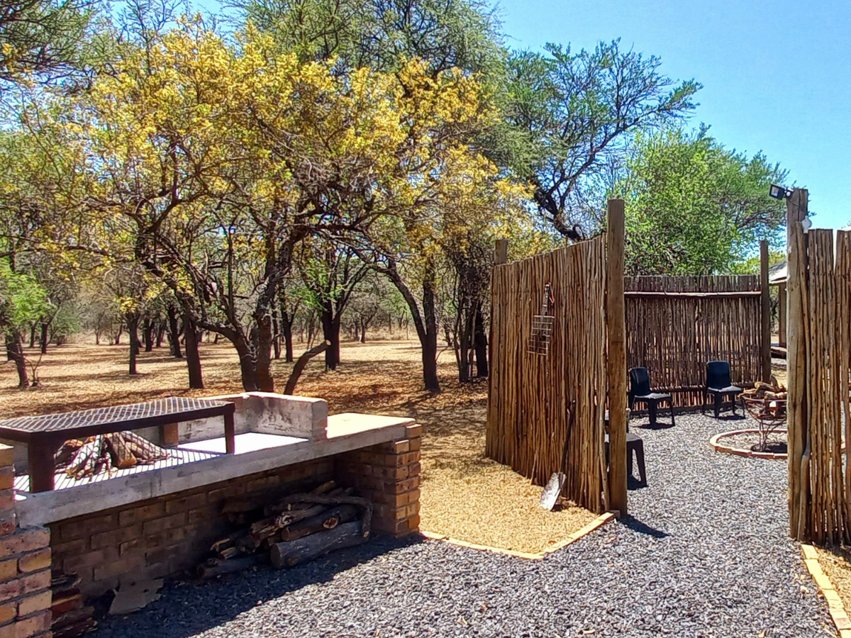 Outdoor kitchen boma/braai area Outdoor kitchen boma and braai area
